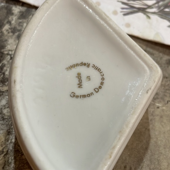 Vintage Porcelain Ring Box - Tiny Floral and Gold Jewelry Box - Picture 5 of 7